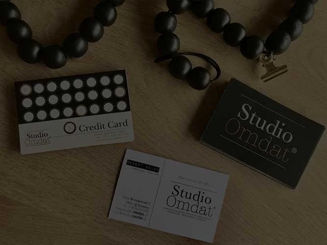 De Studio Omdat Creditcard en visitekaartjes op tafel