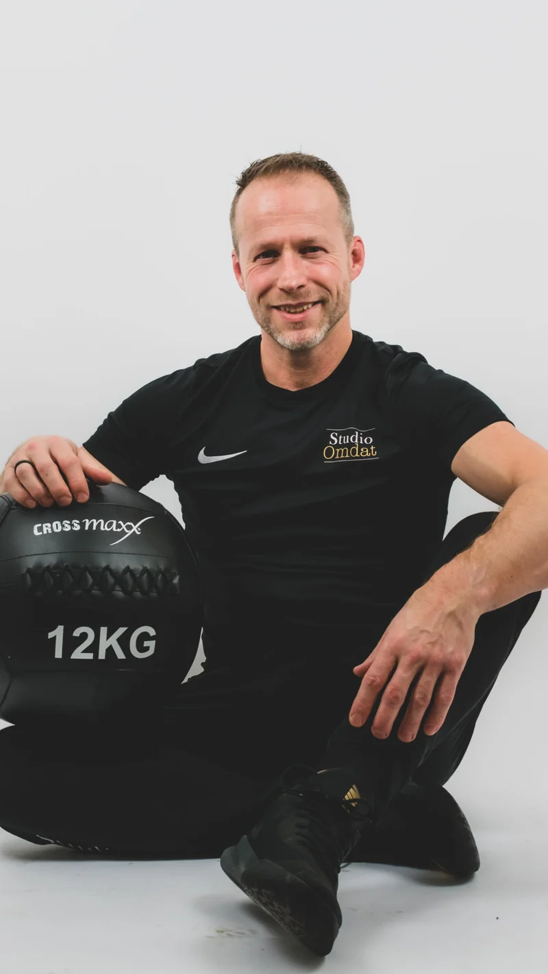 Robert Eelen, personal trainer en eigenaar van Studio Omdat, met een medicine ball van 12 kilo