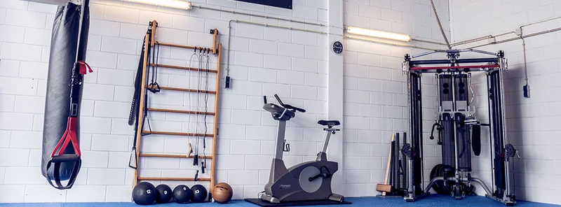 De trainingszaal met wandrek en kabelstation
